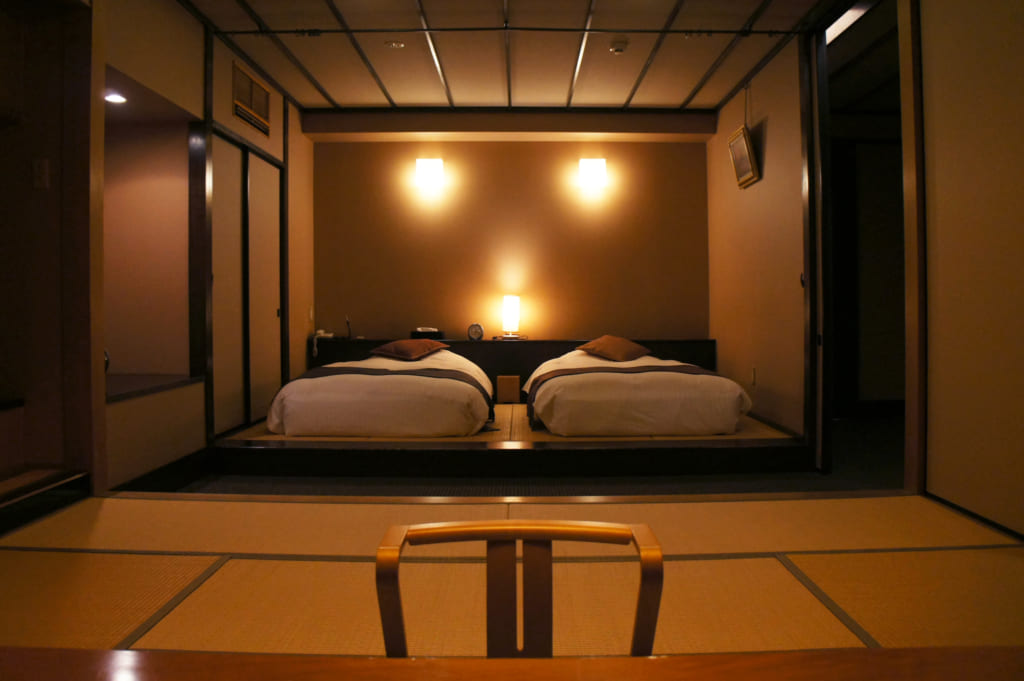 Le coin chambre de la suite du ryokan Seiryuso, avec deux lits à l'occidentale