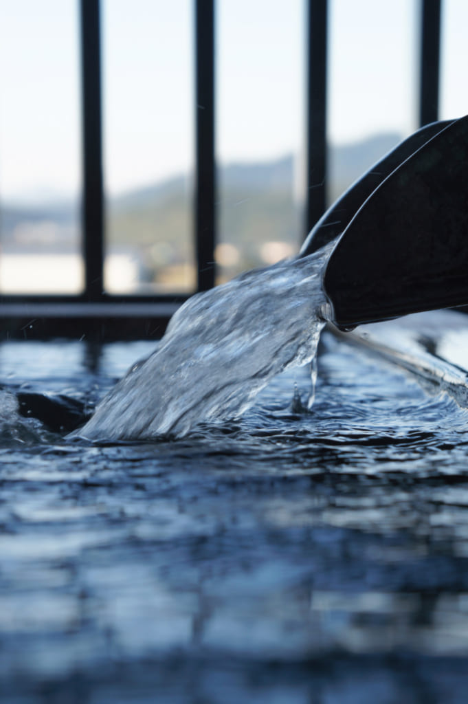 Détails de l'onsen privatif : l'eau coulant dans le bain