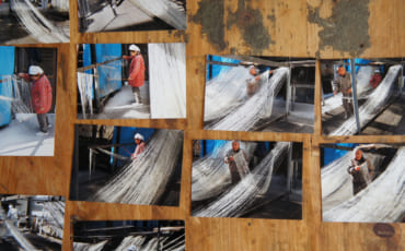 Photographies des époux Igata, en train de fabriquer des nouilles somen dans la cour