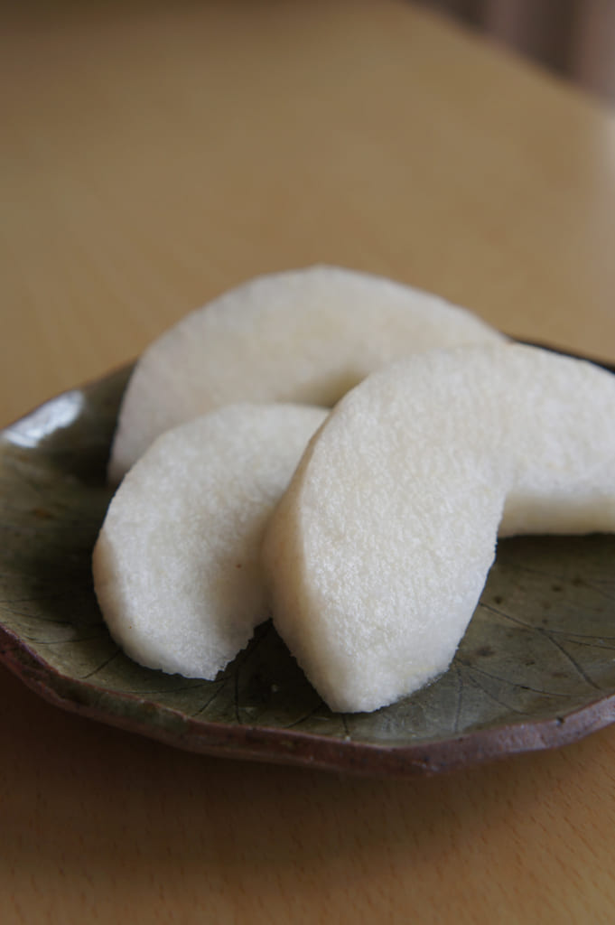 Tranches de Jumbo nashi d'Arao sur une assiette