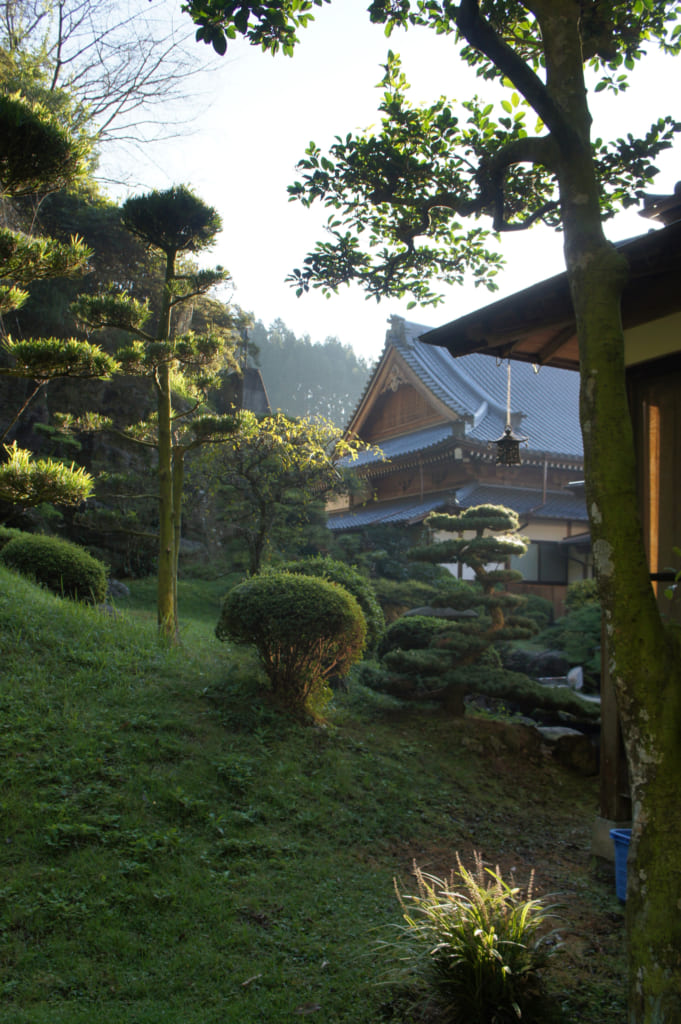 Vue sur le temple Zenriyuji depuis le jardin japonais