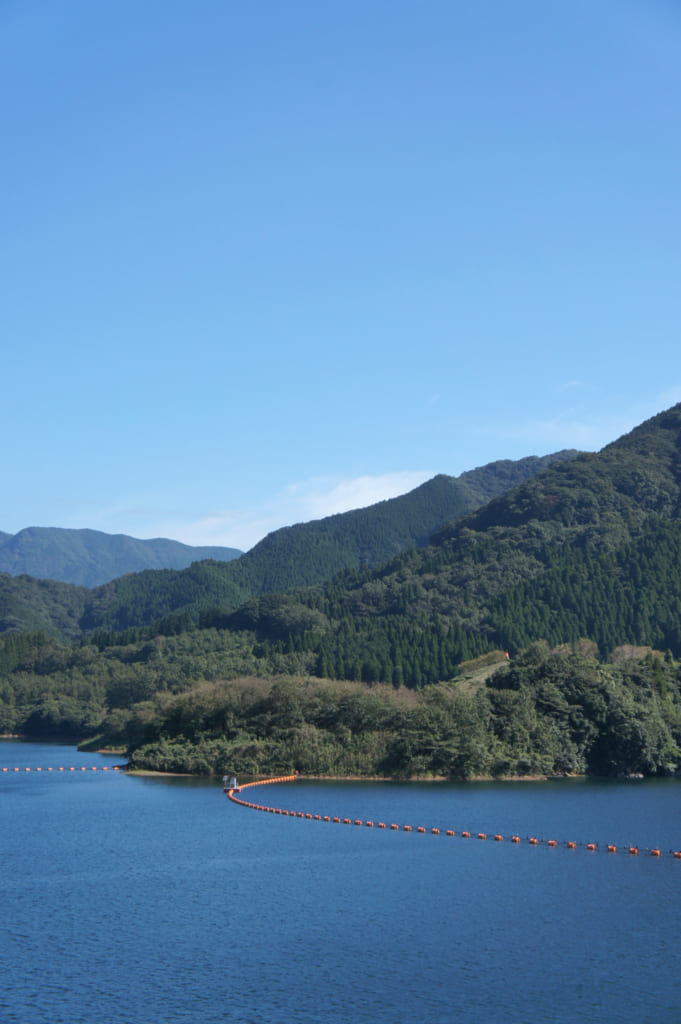 Vue sur le lac Hanjaku depuis le barrage de Ryumon