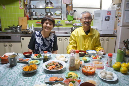 Les époux Yonemura attablés devant le petit déjeuner composé de spécialités de Kumamoto