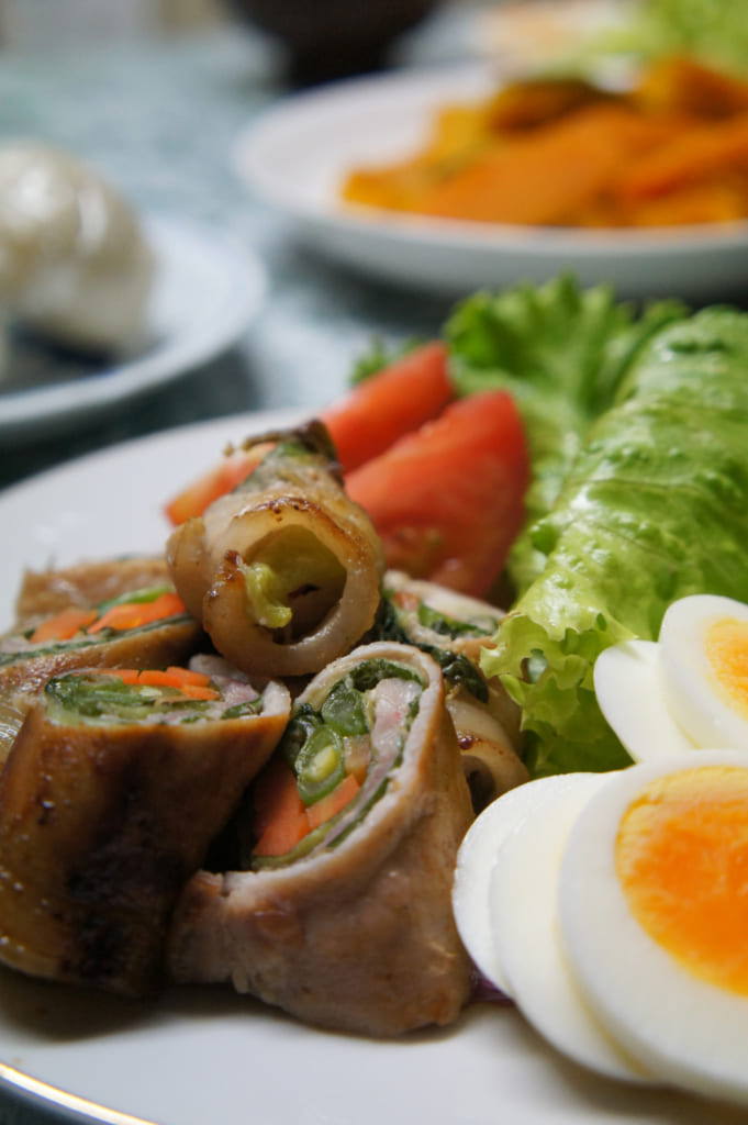 Un des plats préparés par Mme Yonemura : légumes et plantes locales roulées dans une fine tranche de viande