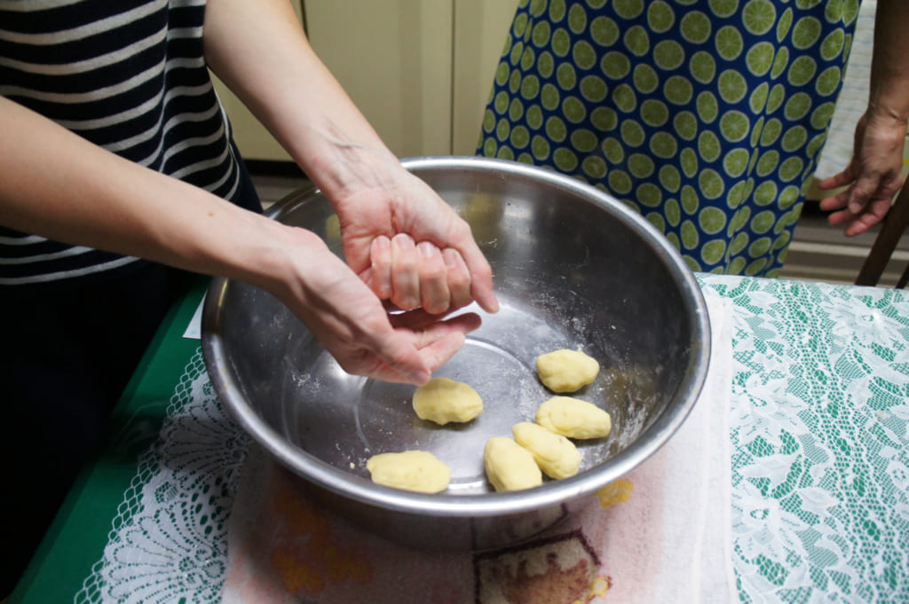 Recette des ohimesan : former des boulettes de pâte