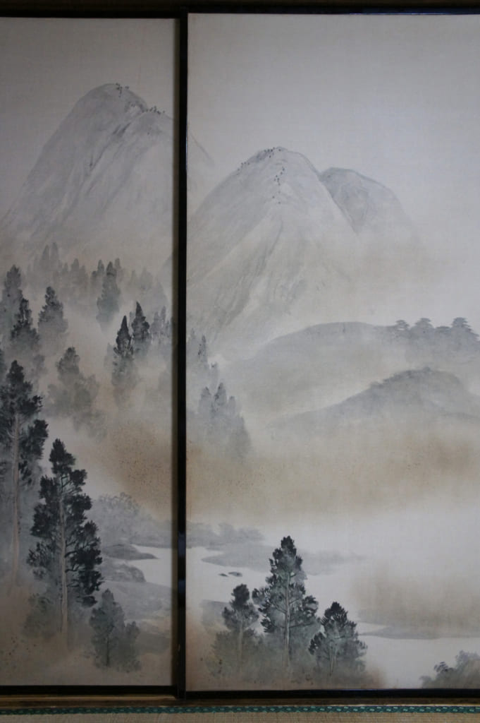 Fusama décorés de peintures à l'encre représentant un paysage de montagne