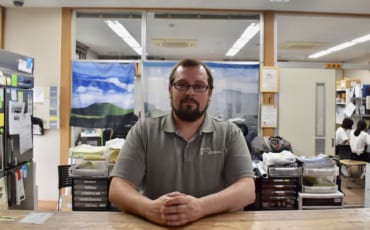 Frank, assis derrière son bureau dans la michi-no-eki près du mont Aso