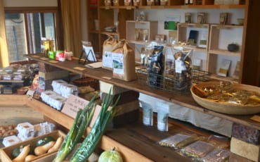 L'intérieur de l'épicerie Kyushu no Shokutaku : produits bio dans un décor de bois clair