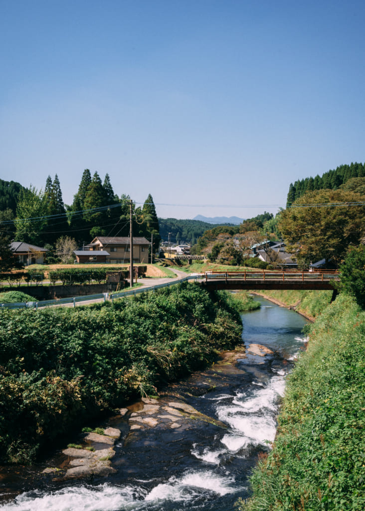 Pont au-dessus d'une petite rivière dans la campagne du nord de Kumamoto