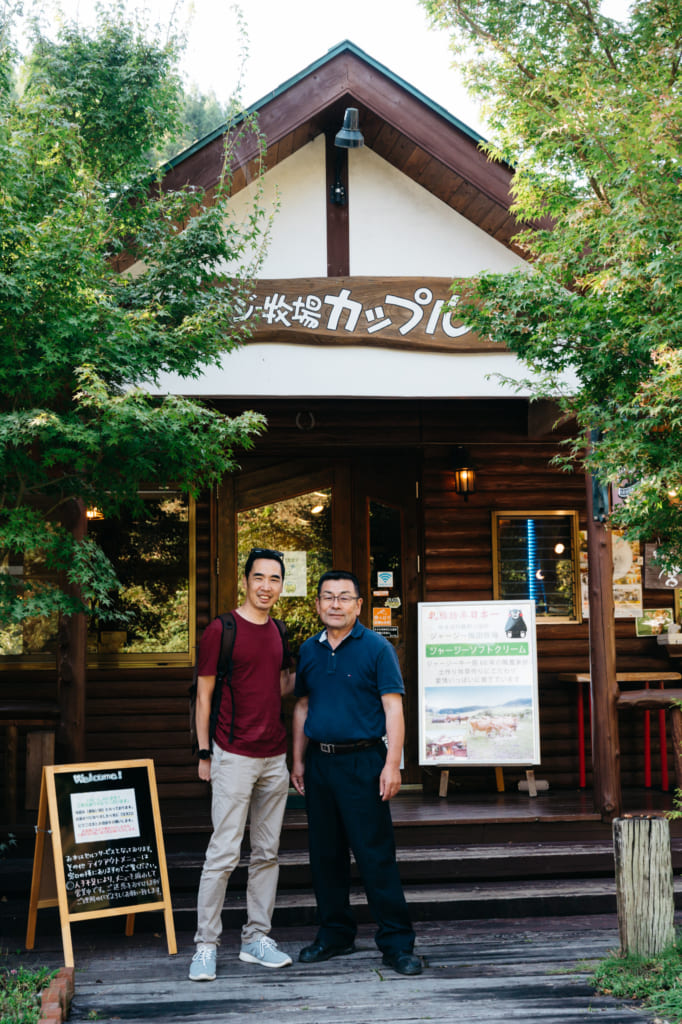 Todd et M. Umeda devant le café Couple
