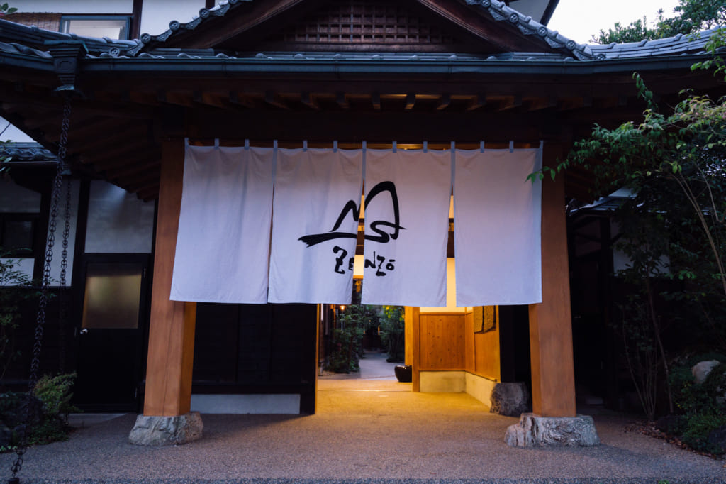L'entrée du Zenzo Ryokan avec son noren blanc