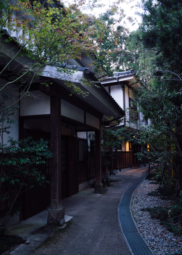 Vue de l'extérieur du Zenzo ryokan à Waita Onsen : bâtiments d'aspect traditionnels dans la verdure