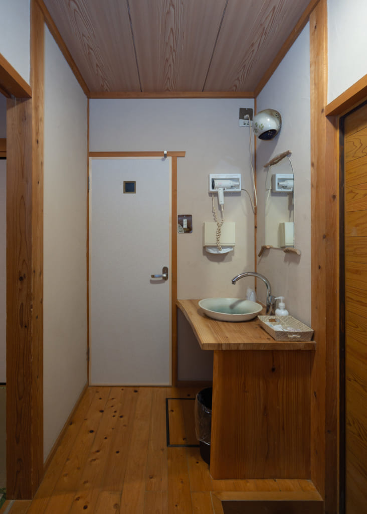Cabinet de toilette au Zenzo ryokan Waita Onsen Kumamoto