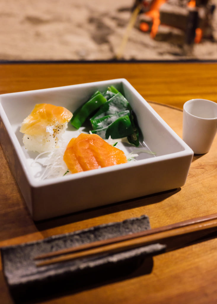 Sashimi et sushi de saumon au Zenzo Ryokan à Waita Onsen Kumamoto