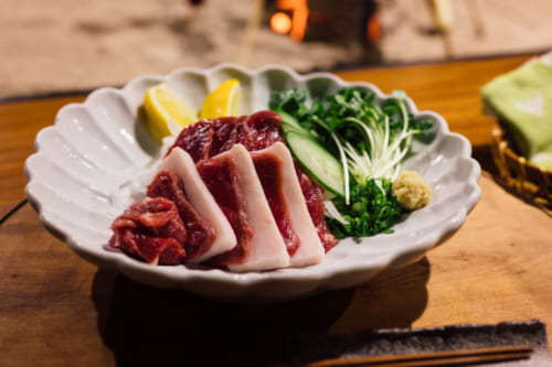 Basashi ou sashimi de cheval, une spécialité de Kumamoto
