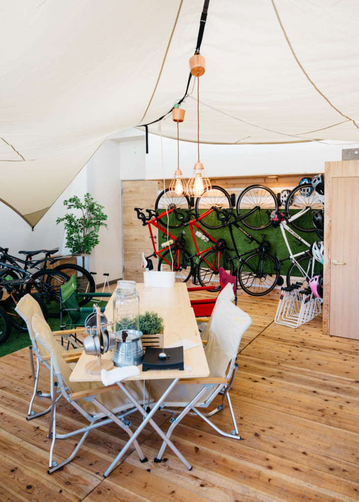 La boutique d'Aso Kujyu Cycle Tour : une décoration qui évoque un espace de camping agréable