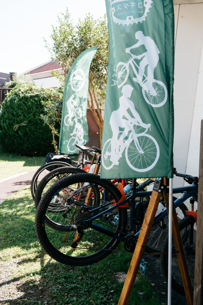 Kakemonos et vélos à Aso Kujyu Cycle Tour