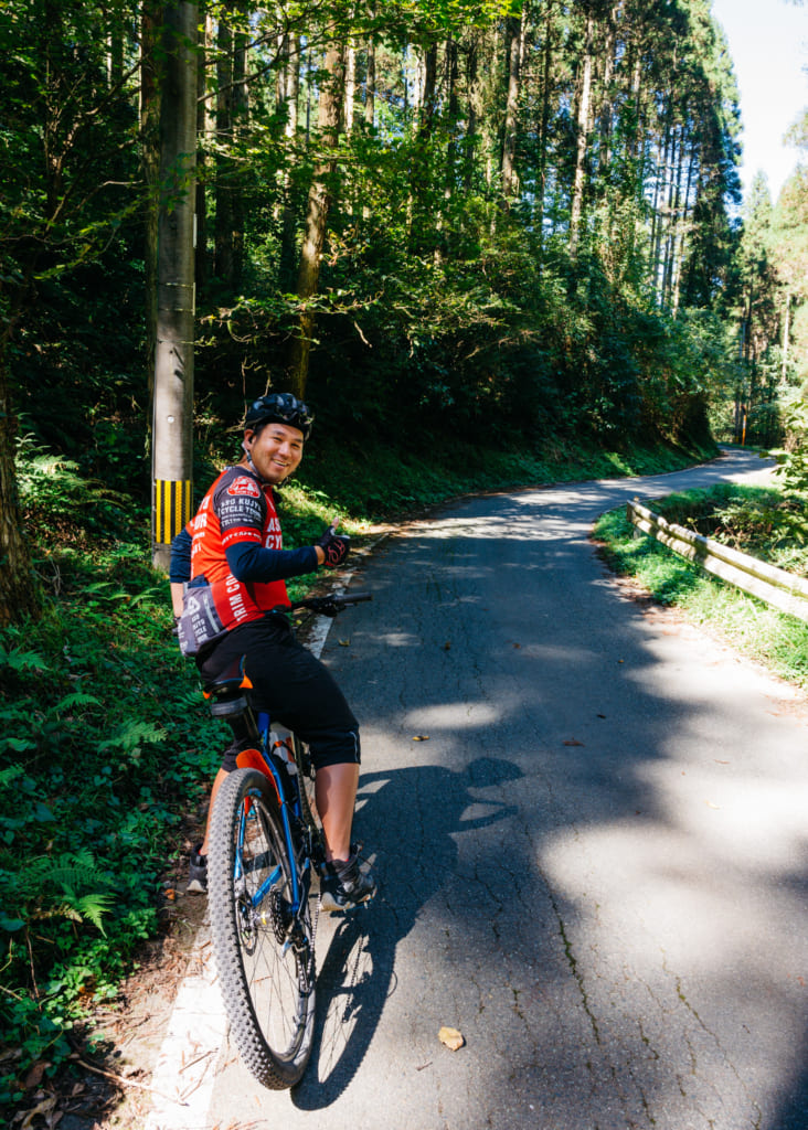 Abe san sur son vélo : le guide pour ces promenades à vélo à Kumamoto