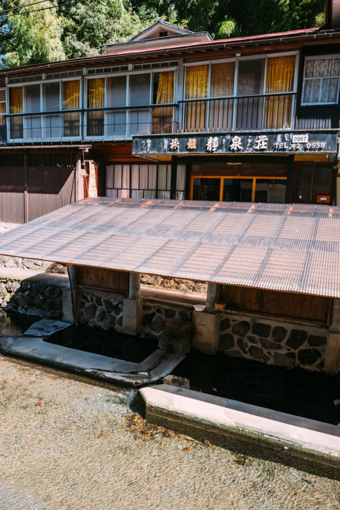 L'onsen Manganji : un simple bassin couvert sur le bord du chemin