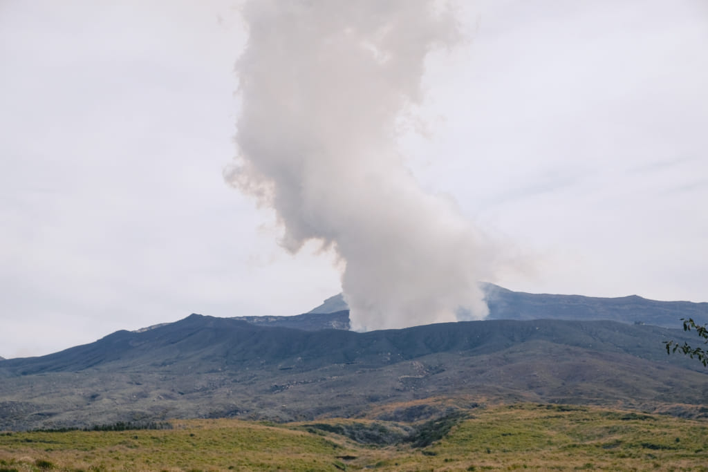 Éruption du mont Aso à Kumamoto un panache de fumé s'élève au-dessus de la montagne