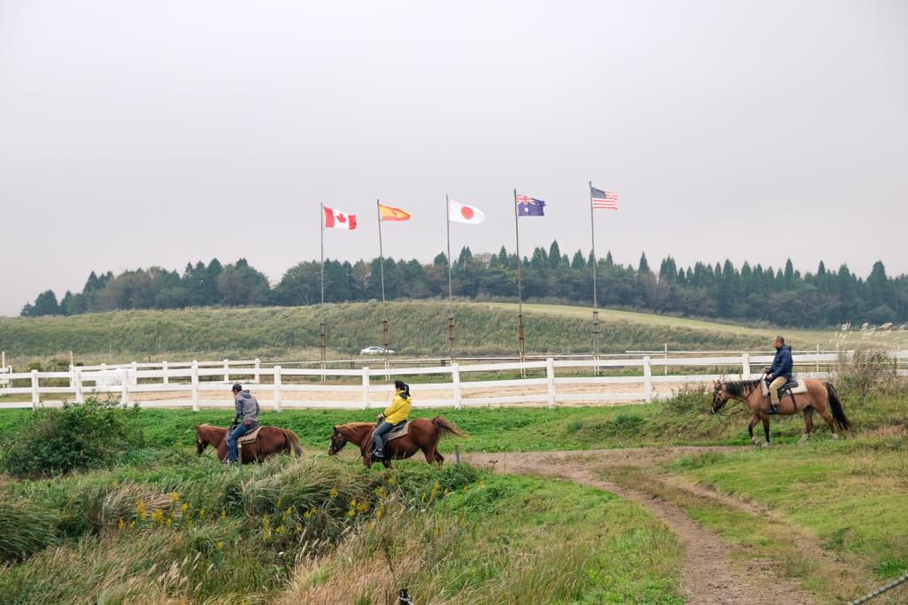 Personnes montant des chevaux à El Patio Ranch : une des activités de plein air à essayer à Aso
