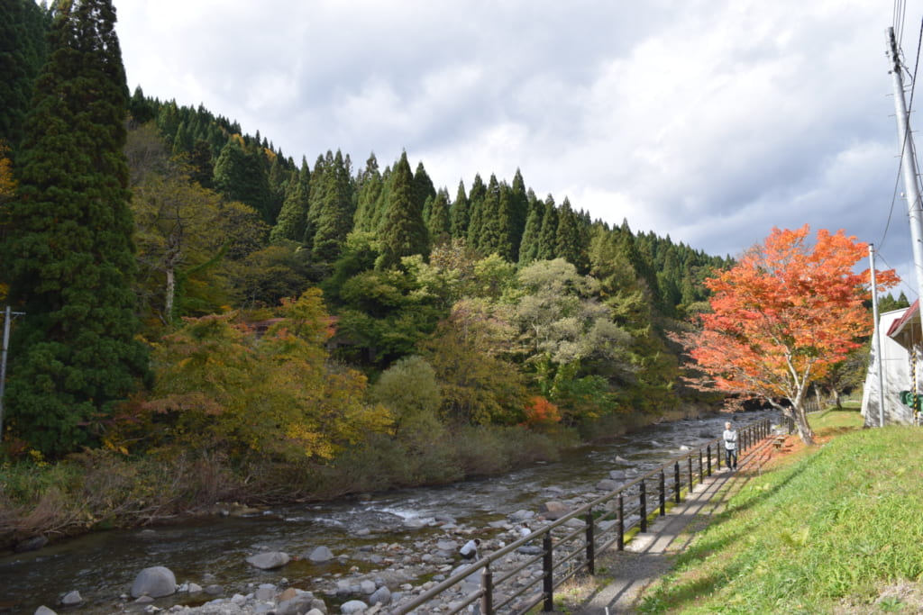 Rivière au milieu des montagnes de la région de Yuzawa