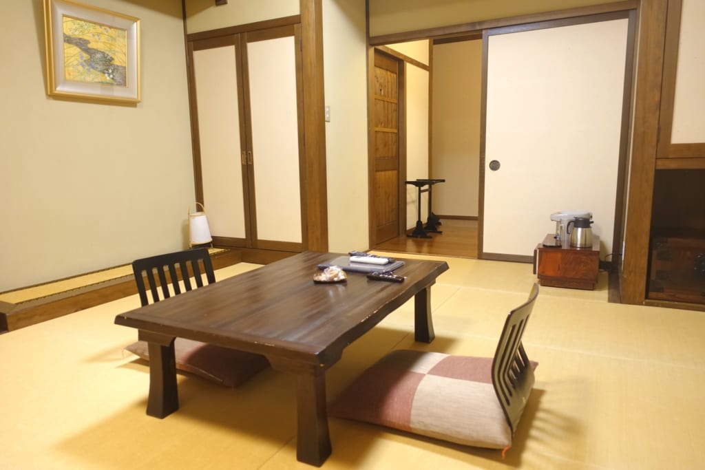 Le salon du ryokan Yunoyado Motoyu club, auberge traditionnelle japonaise à Yuzawa