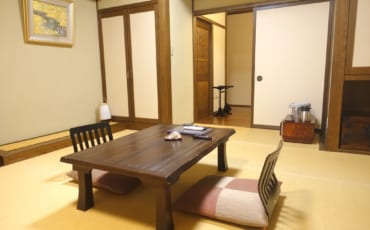 Le salon du ryokan Yunoyado Motoyu club, auberge traditionnelle japonaise à Yuzawa
