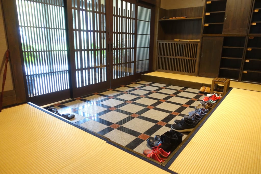Hall d'entrée du ryokan Yunoyado Motoyu club où l'on se déchausse