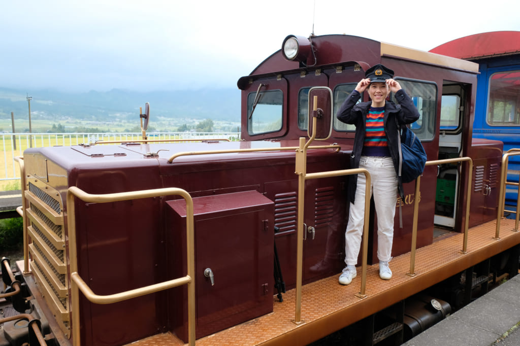 Je pose devant la locomotive du train torokko, coiffée de la casquette du conducteur de train