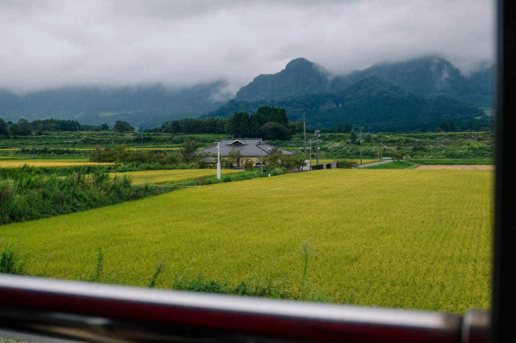 Magnifique paysage des alentours de Takamori depuis la fenêtre du train