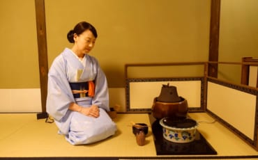 La cérémonie du thé japonaise : Mika s’apprête à verser de l’eau chaude : MIka présente les ustensiles