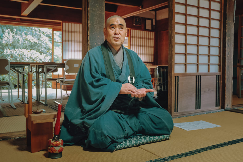 Le moine du temple Reiganji nous initiant à la méditation zen