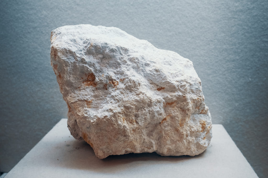 roche utilisée pour produire de la céramique qu'on trouve dans les montagnes de Saga