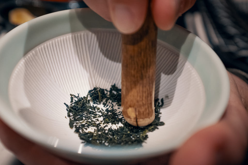 il faut écraser les feuilles de thé servies au ryokan warakuen