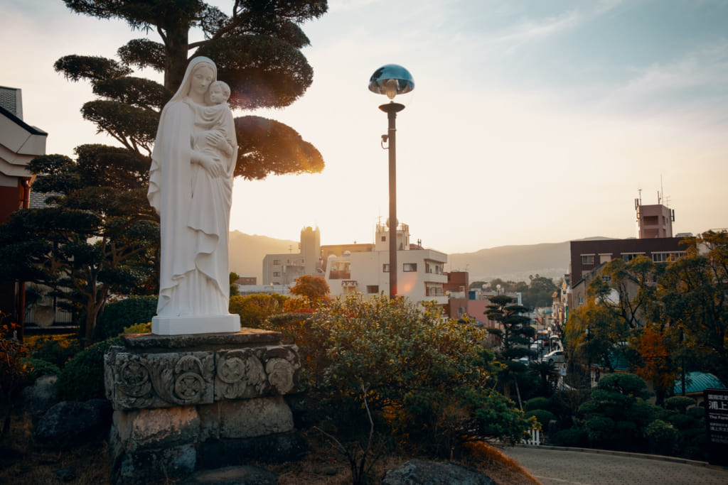 Statue devant la cathédrale de l'immaculée conception, sur les hauteurs de Nagasaki