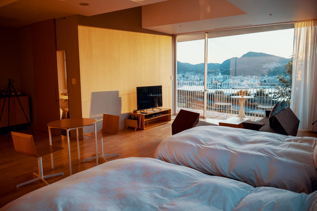 Le luxe moderne d'une chambre de l'hôtel Garden Terrace de Nagasaki