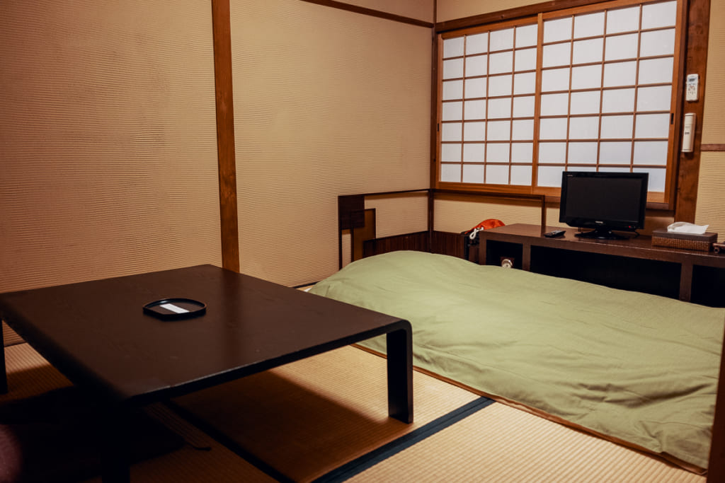 chambre en tatamis du ryokan nishi-tei à fukuoka