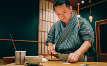 Kenji Gyoten entrain de préparer des sushis dans son restaurant de Fukuoka