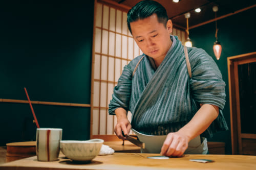 Kenji Gyoten entrain de préparer des sushis dans son restaurant de Fukuoka