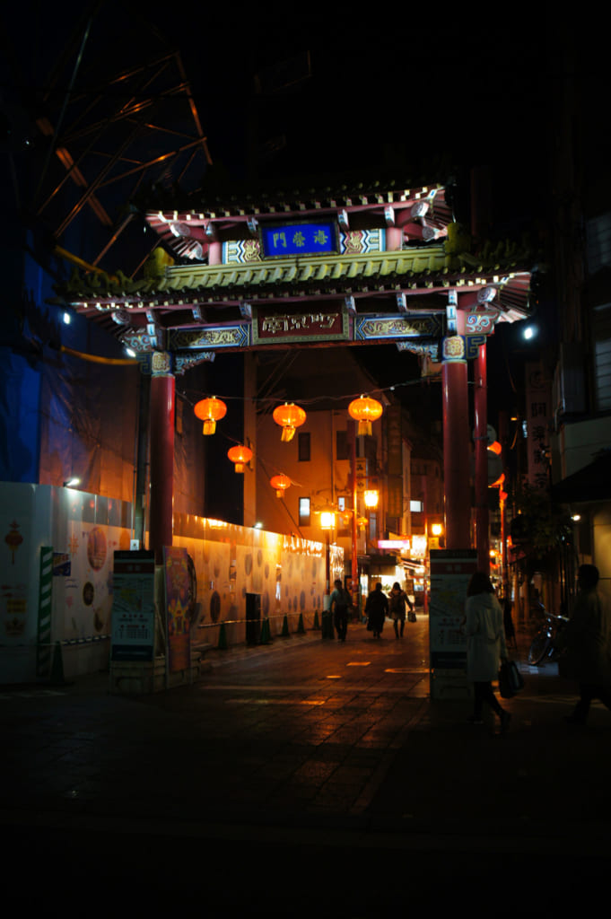 Porte d'entrée de Nankinmachi, le quartier chinois de Kobe le nuit