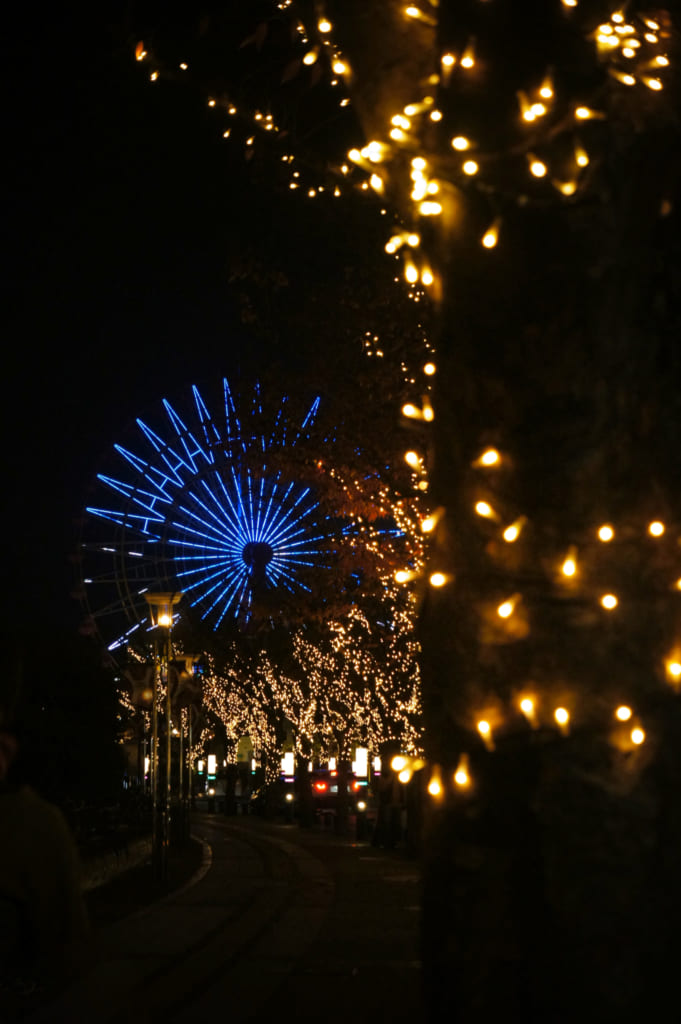 Illuminations et grande roue dans la rue Gaslight Street à Kobe