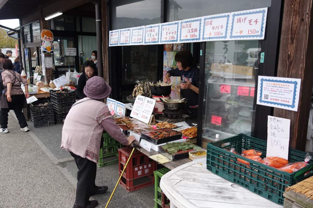 Stands de nourriture dans les rues de Sekikawa