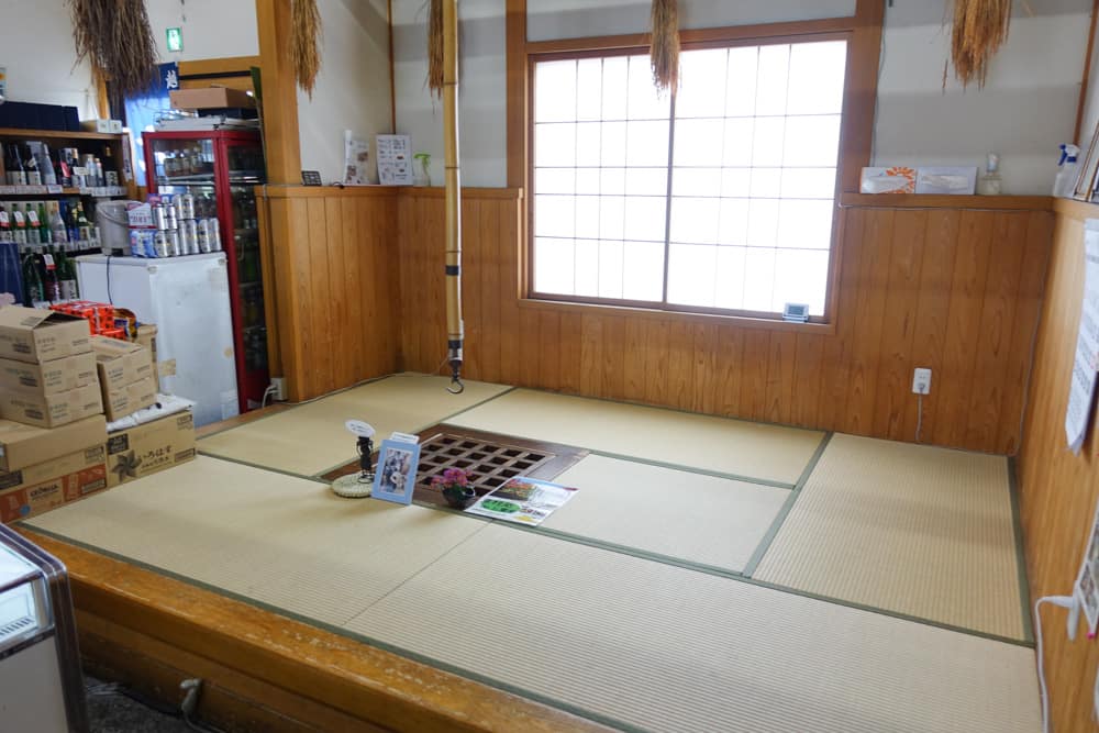 estrade sur laquelle des artisans de Sekikawa viennent faire des démonstrations de leurs techniques utilisées pour construire des maisons à chats