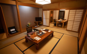 L'intérieur d'une des luxueuses chambres du Kikuya à Takanosu Onsen