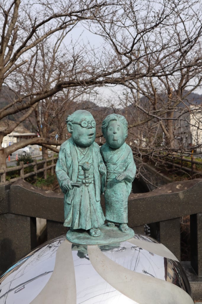 shigeru mizuki et sa femme en statue à Sakaiminato, ville connue pour ses yokai japonais