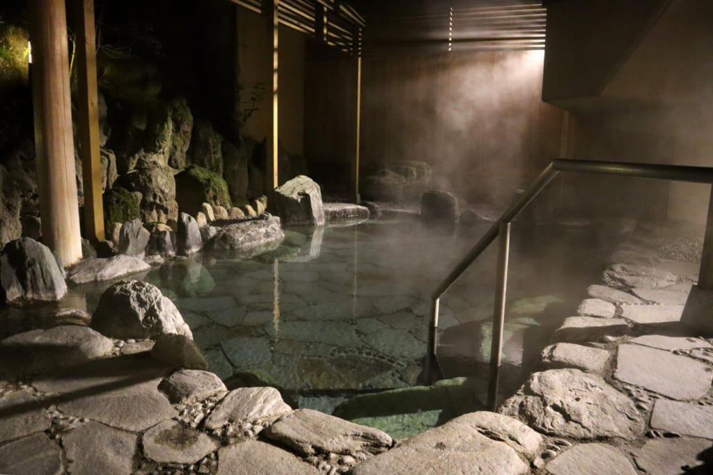 bain d'eau thermale à yumura onsen