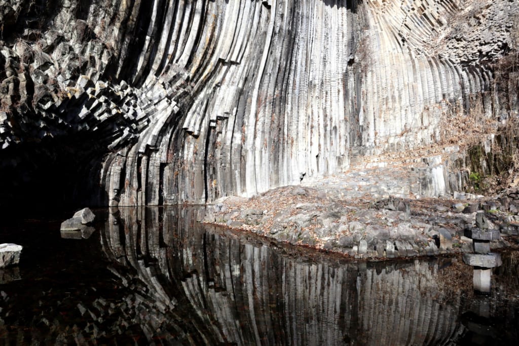 magnifique vue des grottes de gendubo se reflettant à la surface de l'eau