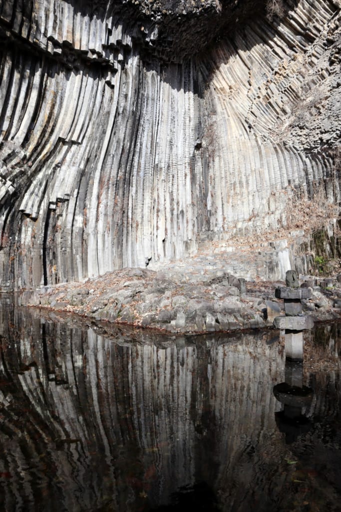 les impressionnantes formations géologiques des grottes de gendubo qui se reflètent à la surface de l'eau