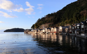 vue sur le village de pêcheur d'Ine, dans la mer du Japon, depuis l'auberge Waterfront inn